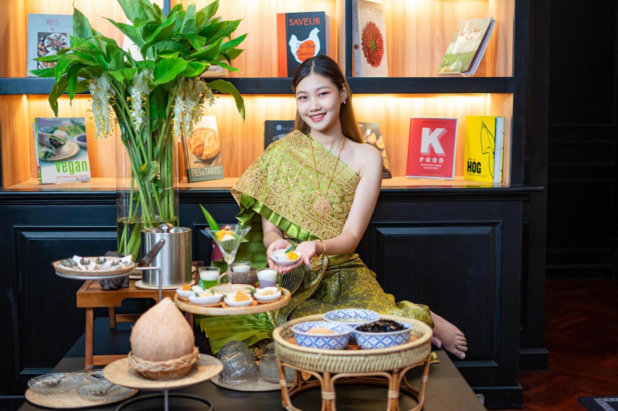Akara Hotel Bangkok Exteriör bild Thai cuisine