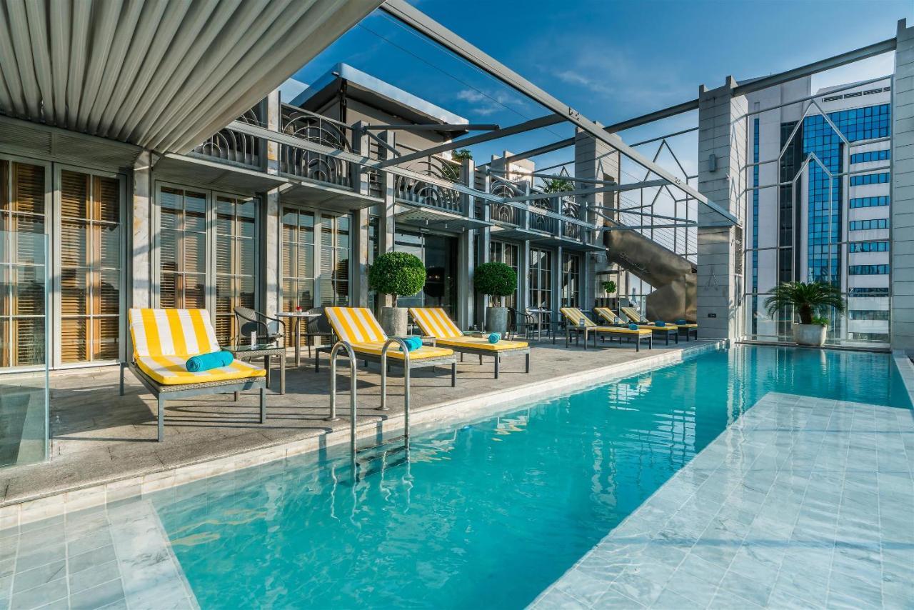 Akara Hotel Bangkok Exteriör bild The rooftop pool at the hotel